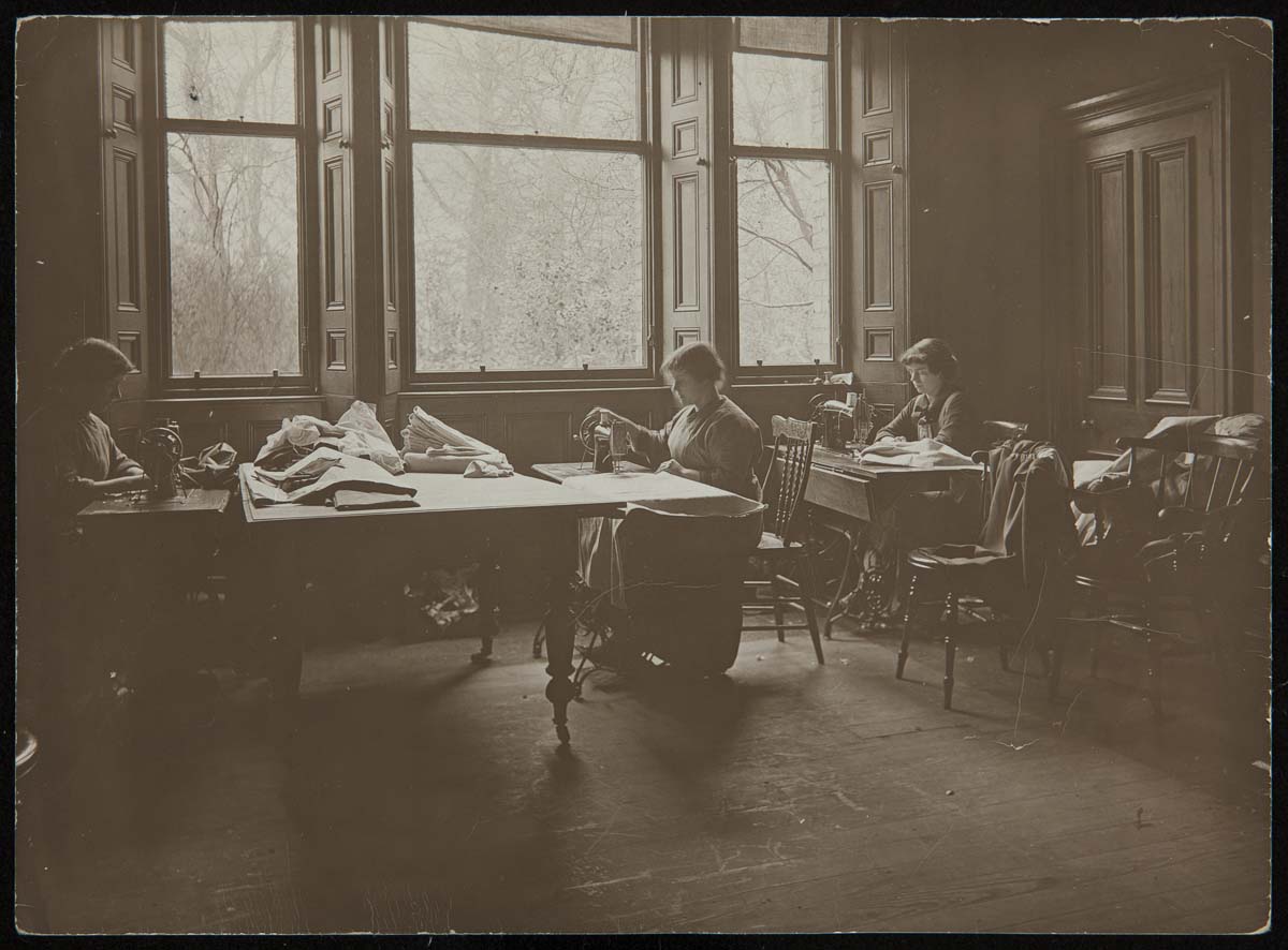 84.1.1660.482 Sewing Room