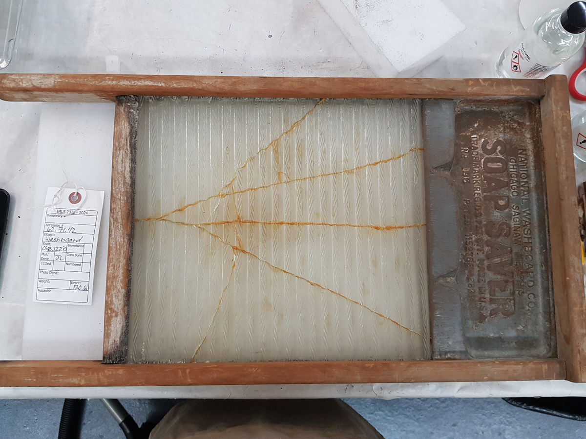 Glass washboard before cleaning