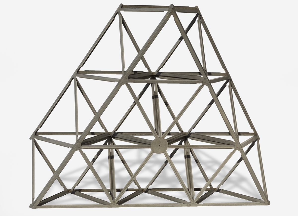 Trapezoidal structure made of metal bars
