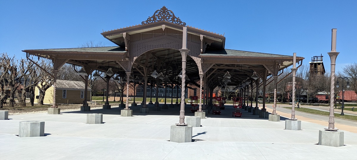 Large, open-sided building with structural columns (including columns completely outside the structure, not supporting anything)