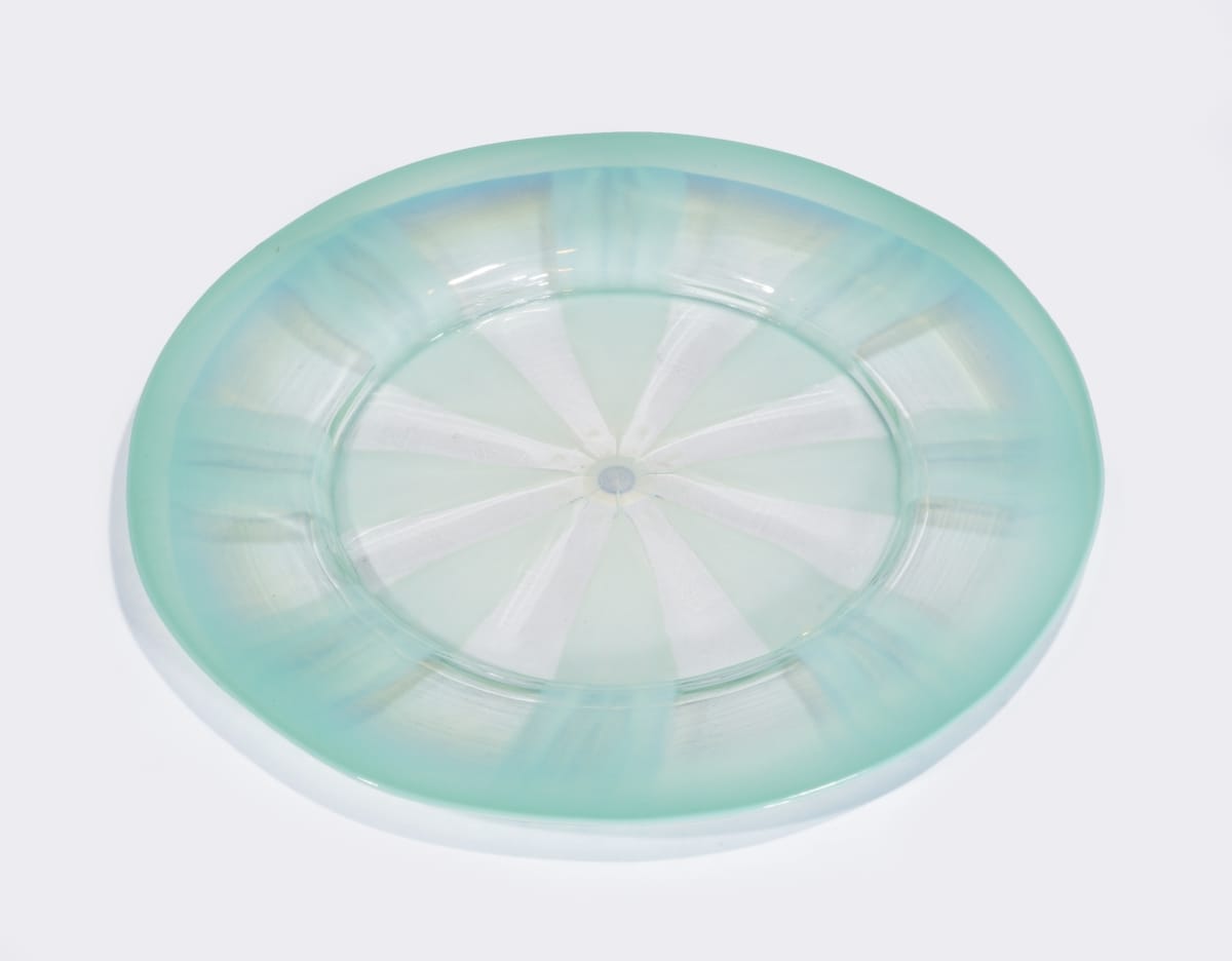 Clear glass plate with radial pattern of sea green and transparent color